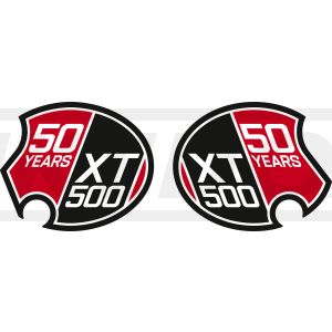Seitendeckelaufkleber '50 Years XT500', Form passend für alle Seitendeckel ab Baujahr 1980 (Schloss links, rechts angeschrägt), 1 Paar