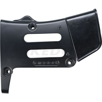 Replika-Ritzelabdeckung schwarz lackiert, Schlitze rund statt eckig, mit angenietetem Mini-Kettenschutz aus schwarz durchgefärbtem ABS